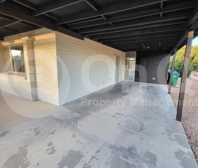 Building Photo - 905 S La Bellota
