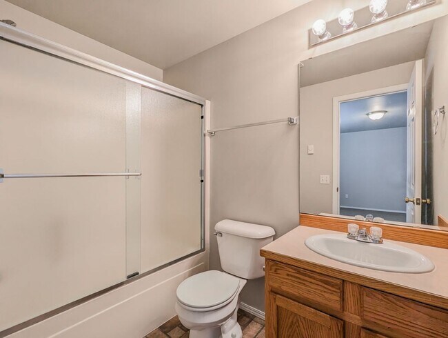 Building Photo - 417 Pine Ave