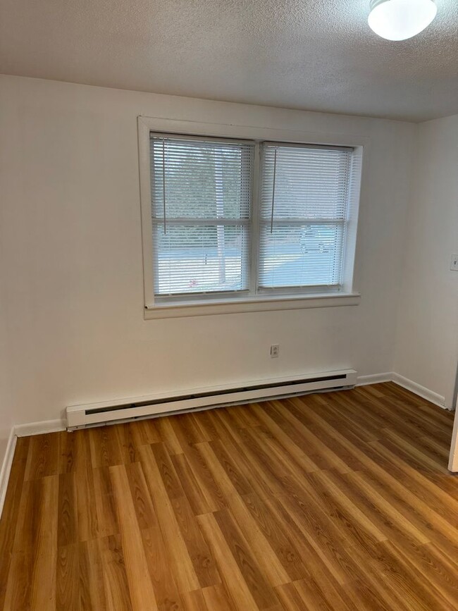 Building Photo - One bedroom