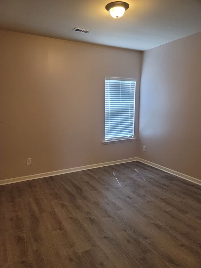 Building Photo - Breathtaking 4 Bedroom Home in Highgrove a...