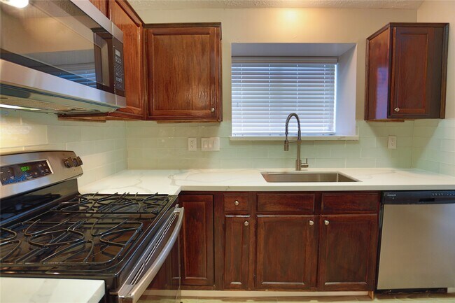 Building Photo - 7007 Glen Rosa Dr
