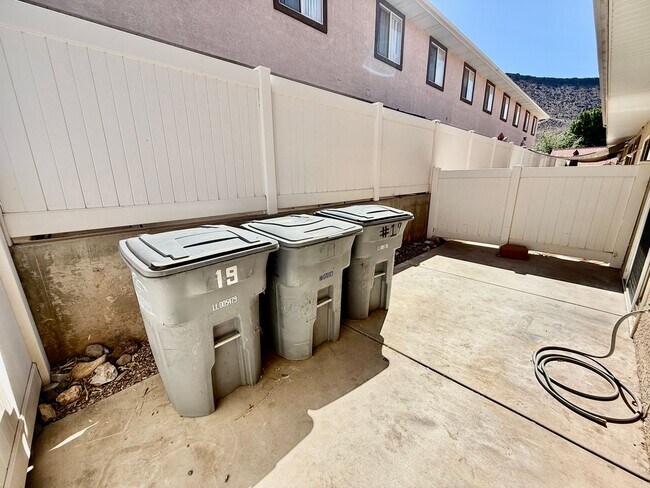 Building Photo - Pet-Friendly Three Bedroom Townhome in Woodbridge