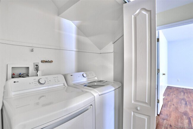 Building Photo - 160 Saddle River Rd