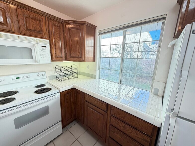 Building Photo - 1200 Glen Canyon Dr