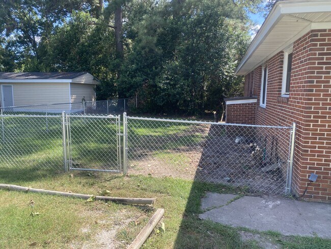 Building Photo - 150 Central Dr