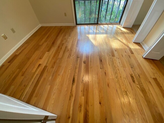 Building Photo - 449 Hickory Hill Dr