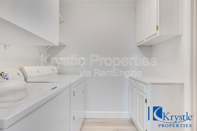 Building Photo - 20 Knoll Dr