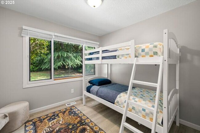 Building Photo - Updated renovations 3BD 2BA 1,050SQ FT in Lake Oswego