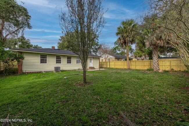 Building Photo - 4343 Pinewood Ave