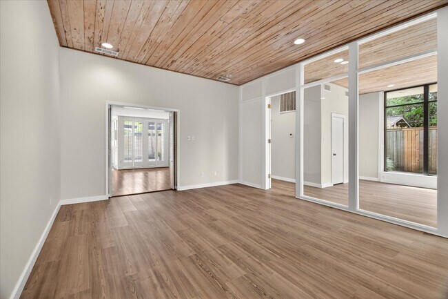 Building Photo - 147 Valley Dr