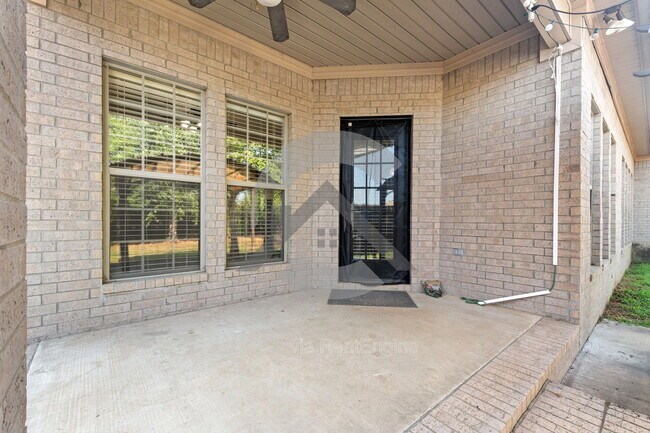 Building Photo - 3005 Plateau Dr