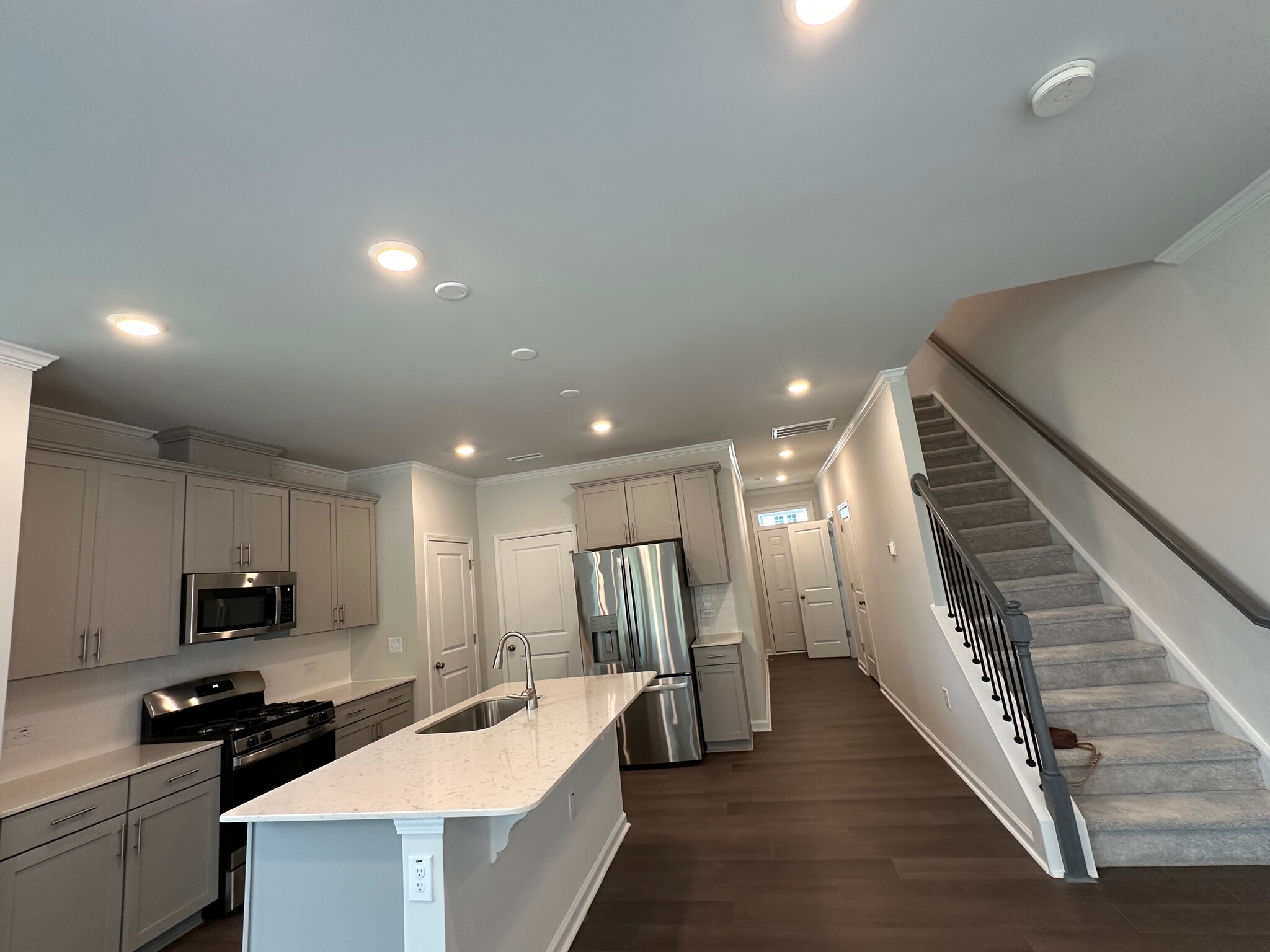 Building Photo - 278 Paramount Dr