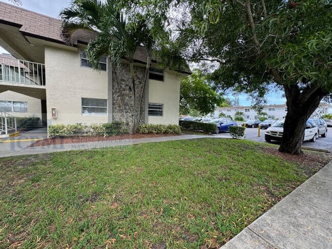 Interior Photo - Lakeview Apartments - 5911 SW 41 St