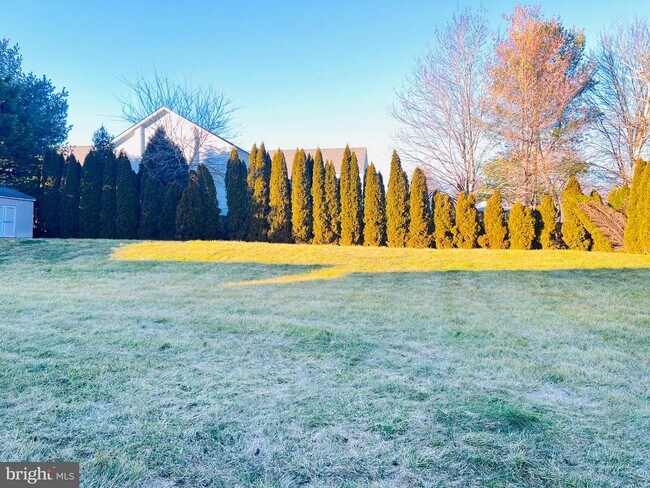 Building Photo - 102 Sweethollow Dr