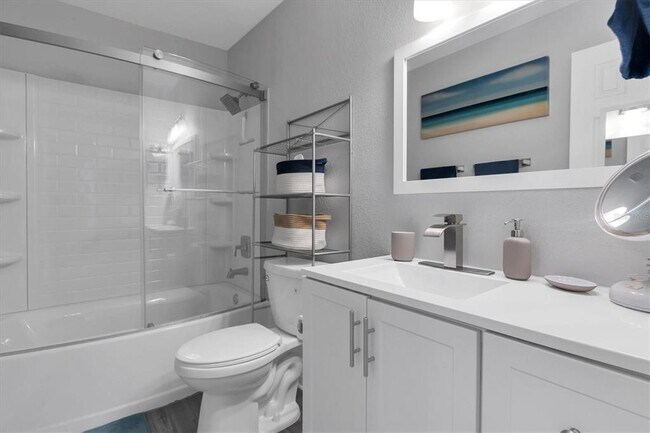 Building Photo - 102 Pompano Dr SE