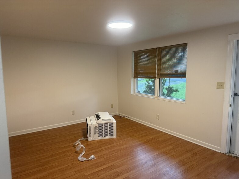 Building Photo - 1107A 12th Street Dr SW