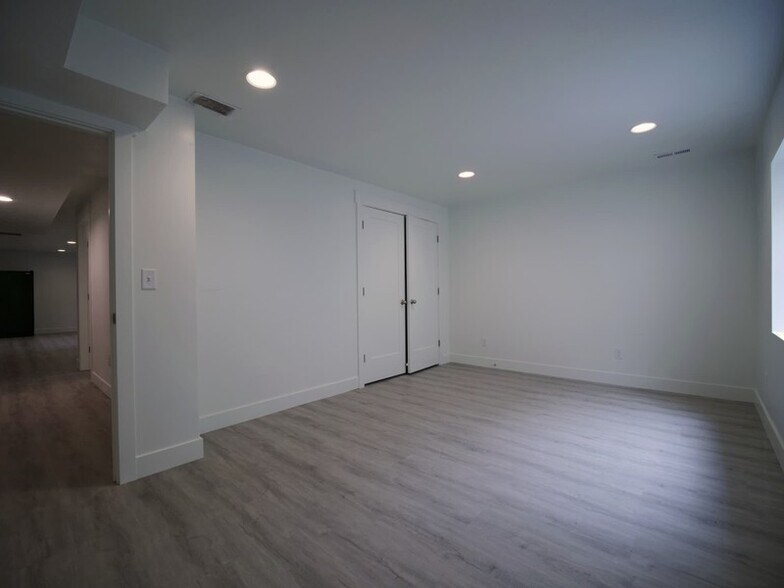 Building Photo - 7042 W Knowley Rd