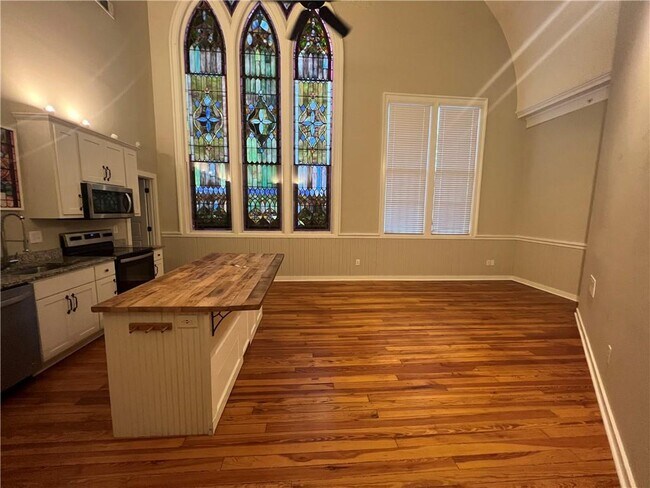 Building Photo - 104 Spring St SE