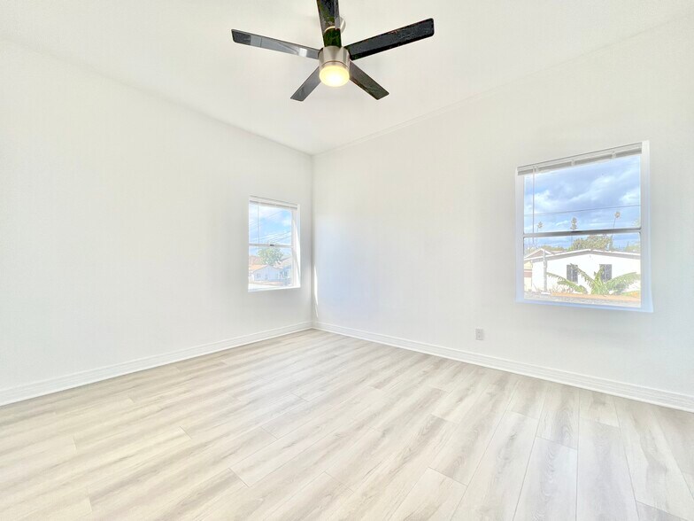 Building Photo - 707 W 48th St