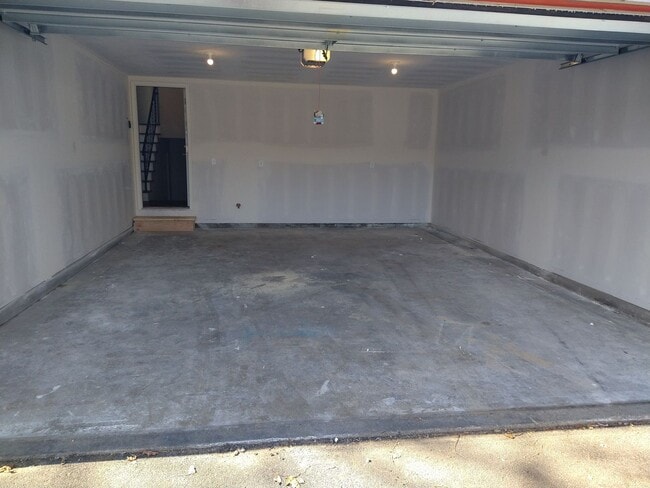 Building Photo - Cozy 3 Bed 1 & 3/4 Bath Townhome