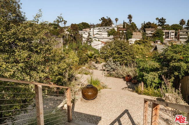 Building Photo - 1097 W Kensington Rd