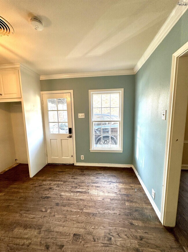 Building Photo - 2409 Ellingham