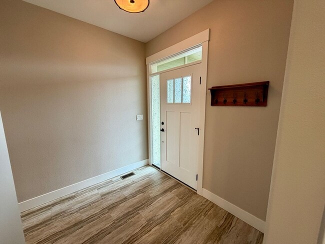 Building Photo - 3 Bedroom 2 Bath Single Family House