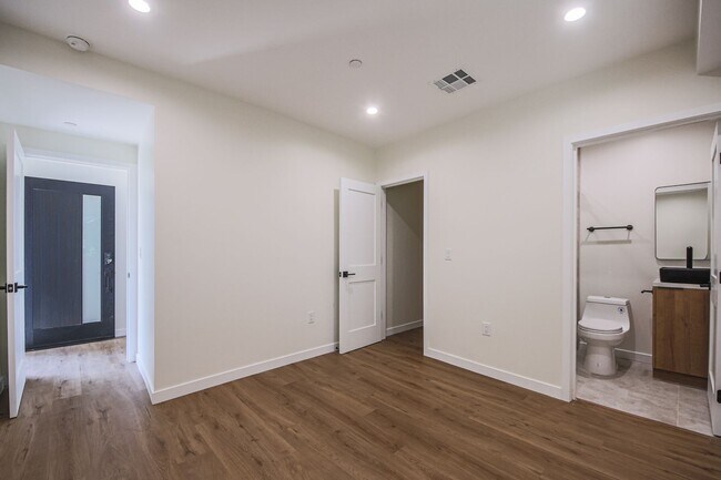 Building Photo - Ultra-Luxury Brand New 2 bed/2.5 bath and ...