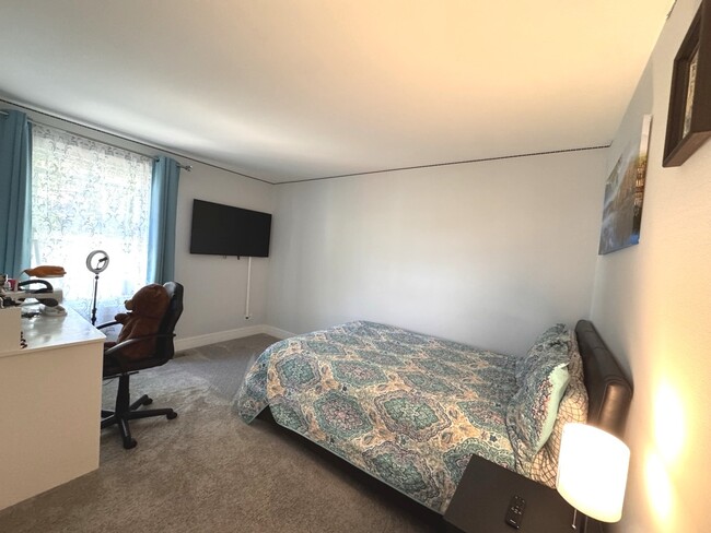 Building Photo - 2210 Clifton Pl