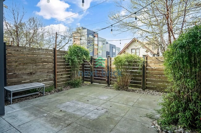 Building Photo - 2 BED & 1.5 BATH URBAN ELEGANCE AND ROOFTO...