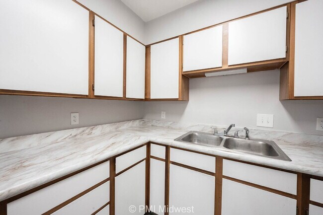 Building Photo - "Charming 2-Bed Oasis with 1.5 Baths in Sh...