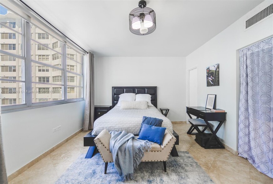 Building Photo - 905 Brickell Bay Dr