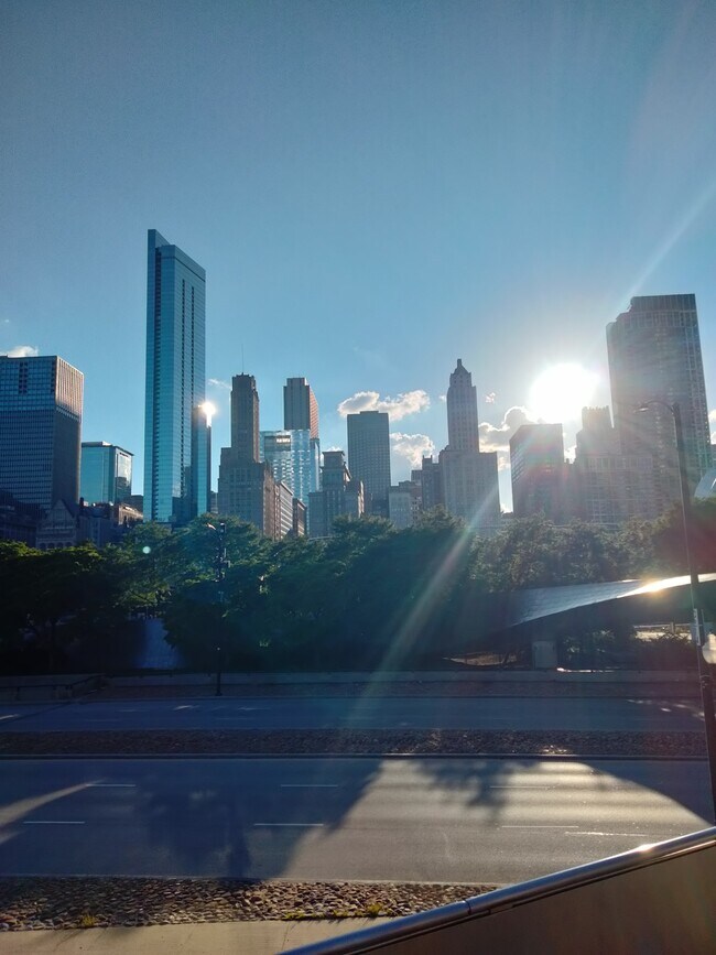 Building Photo - 921 W Lawrence Ave