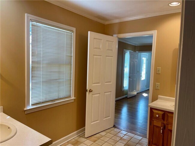 Building Photo - 119 Woodlawn Dr NE