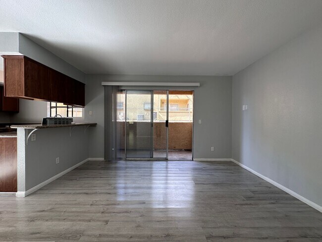 Building Photo - Updated 2 bed 2 bath Condo