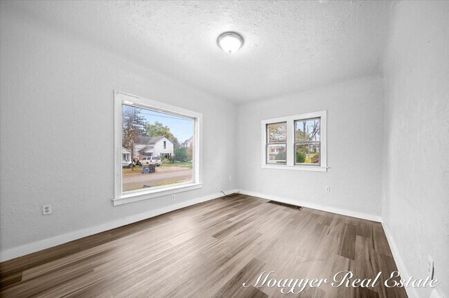 Building Photo - 921 4th St NW