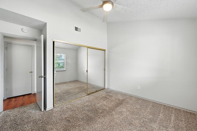 Building Photo - Charming 2/2 Duplex with Carport