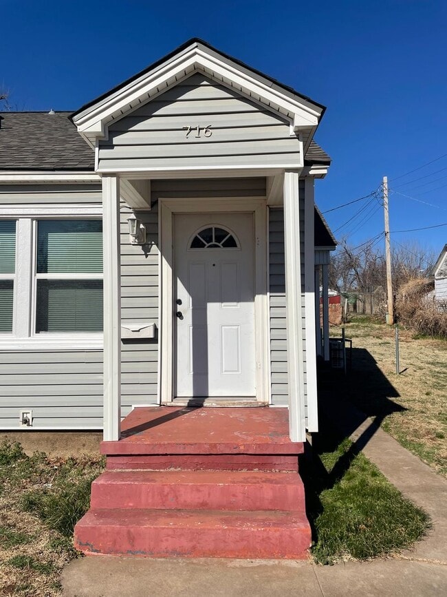 Building Photo - 1 bed 1 bath duplex nestled in Chickasha Oklahoma! large yard, laundry connections, NEWLY REMODELED!