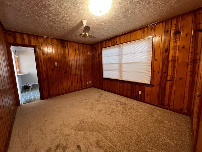 Building Photo - 1123 Oates Rd