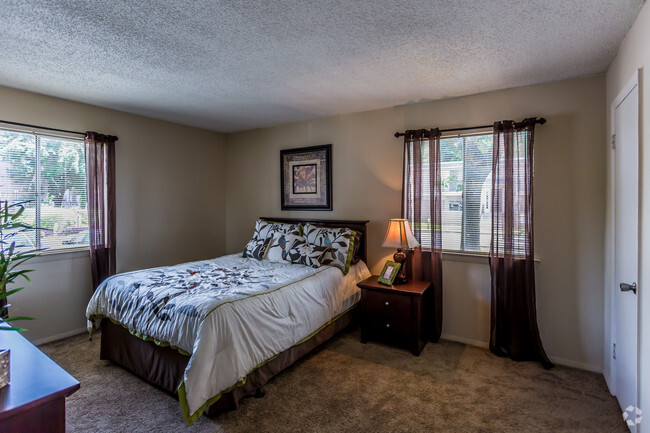 2BR, 2BA - 948 SF - Master Bedroom - Pinebrooke Pointe