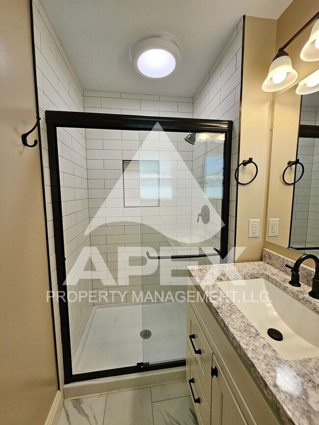Building Photo - Renovated - 2 Bd 2.5 Ba Townhouse Duplex w/Huge Bonus room and oversized 1-car garage in West Kno...