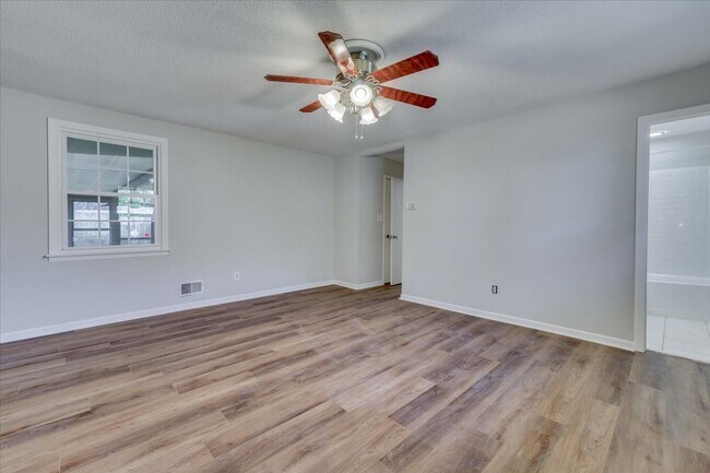 Building Photo - 3 Bed/2Bath home with garage, sunroom, and shed in Martinez