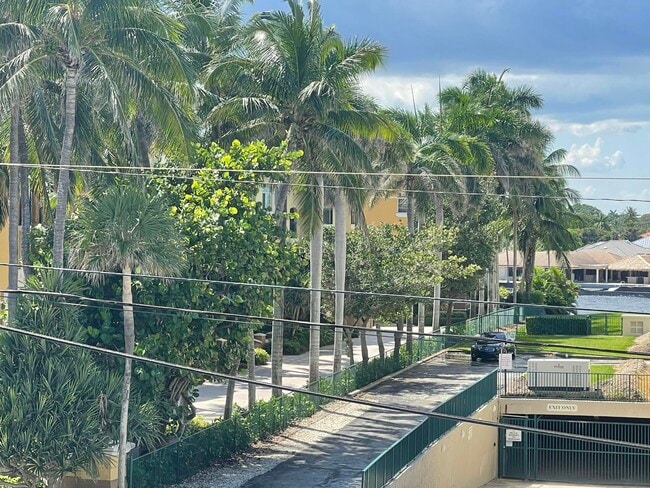 Building Photo - 1237 Hillsboro Mile