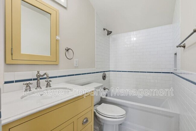 Building Photo - 525 W Lynwood St