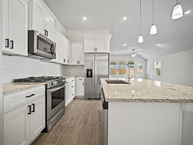 Building Photo - 136 Caterpillar Ln