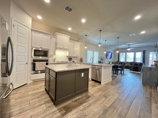 Building Photo - 3 Bedroom/2 Bath Kallison Ranch Subdivision