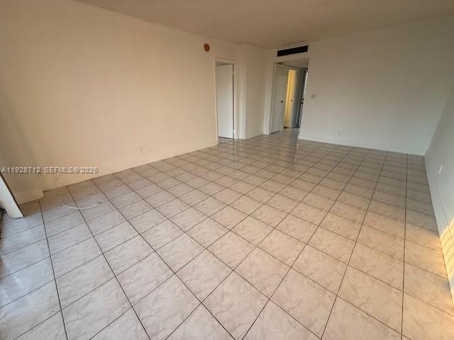 Building Photo - 3301 N Country Club Dr