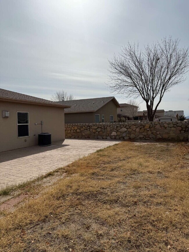 Building Photo - Cozy three-bedroom two bath at a great location! 10429 Silvercloud Drive, El Paso, Texas 79924