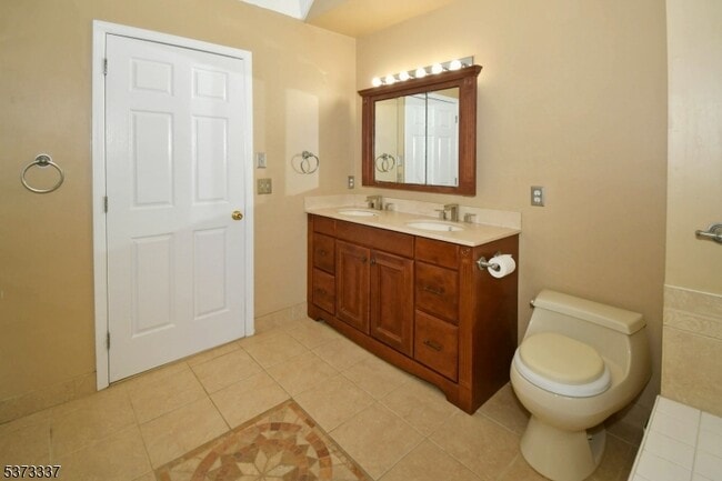 Building Photo - 65 Vones Ln