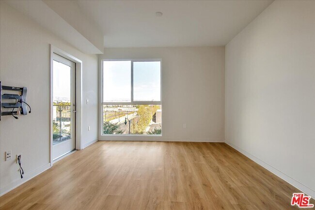 Building Photo - 12655 Bluff Creek Dr
